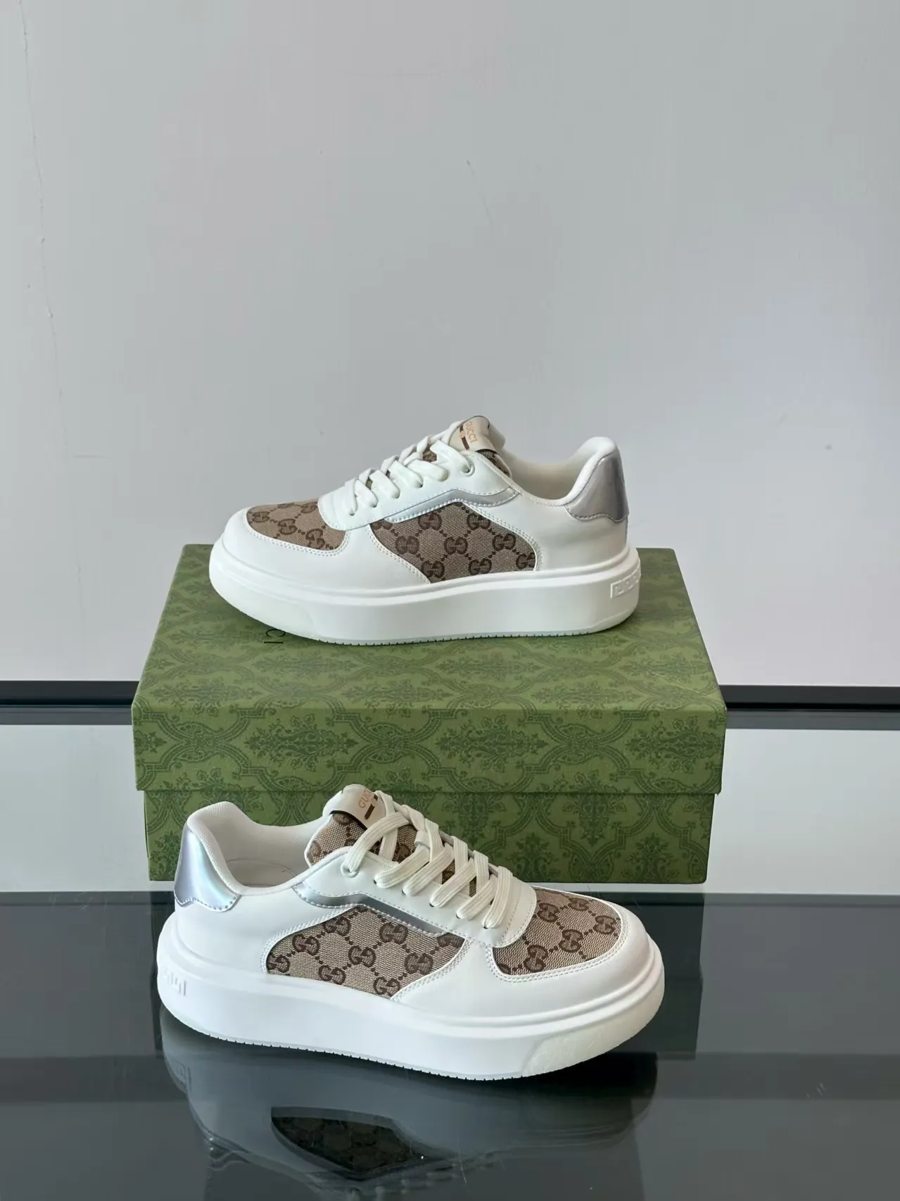 Factory price: 480💰New men's shoes GUCCI [Lightning] latest shoes shipped. Original quality, fashionable, special materials, sheepskin lining, new packaging. The foot feels super comfortable and the workmanship is impeccable. Size: 38-44, customized 45
